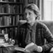 Frase do dia de Virginia Woolf, escritora britânica e feminista: "Para uma mulher escrever ficção, ela precisa de dinheiro e de um quarto só dela"