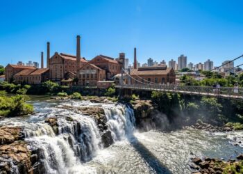 Um salto d'água em pleno centro urbano e um engenho histórico gigante: a cidade paulista conhecida como o lugar onde o peixe para