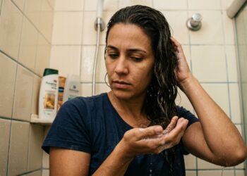 Por que seu cabelo está caindo mais no banho: estresse crônico desregula a queda de fios em apenas 30 dias
