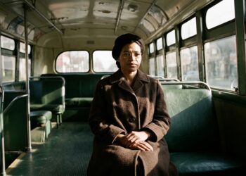 Rosa Parks, ativista pelos direitos civis: "Eu não fui a primeira a sofrer pela injustiça, mas talvez eu tenha sido a primeira a recusar silenciosamente a desistir."