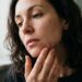 40% das mulheres têm acne hormonal após os 30 e a maioria está tratando do jeito errado