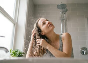 Porque quem tem cabelo fino deve evitar hidratação e shampoo pesado. É melhor usar shampoo suave para dar volume 