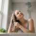 Porque quem tem cabelo fino deve evitar hidratação e shampoo pesado. É melhor usar shampoo suave para dar volume