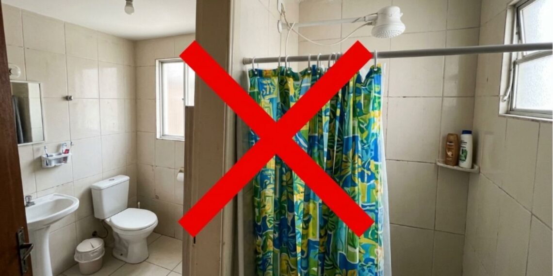 Adeus às cortinas de plástico maleável na área do banho: a tendência minimalista para renovar o banheiro com um pano de vidro temperado fixo até o teto