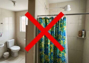 Adeus às cortinas de plástico maleável na área do banho: a tendência minimalista para renovar o banheiro com um pano de vidro temperado fixo até o teto