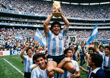 Frase do dia de Diego Maradona, destemido e apaixonado: "Jogar futebol é sentir; quem não sente, apenas passa a bola." – Essa declaração mostra como a emoção e a dedicação genuína diferenciam os mediocres dos extraordinários e por que a paixão é o combustível insubstituível.