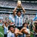 Frase do dia de Diego Maradona, destemido e apaixonado: "Jogar futebol é sentir; quem não sente, apenas passa a bola." – Essa declaração mostra como a emoção e a dedicação genuína diferenciam os mediocres dos extraordinários e por que a paixão é o combustível insubstituível.