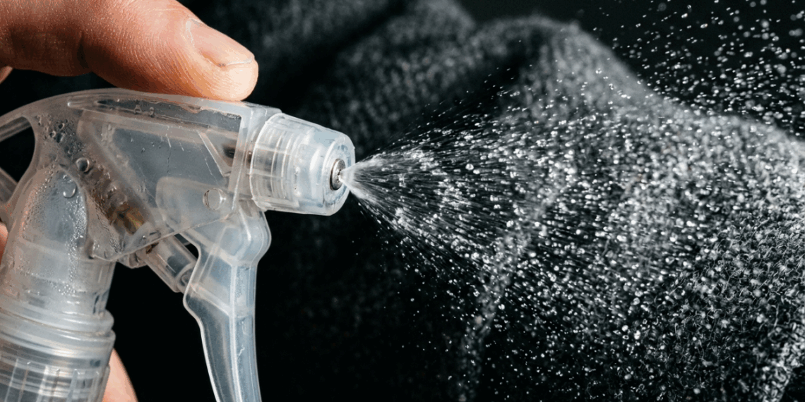 Como tirar cheiro de mofo de roupa guardada? Conheça o spray caseiro que funciona