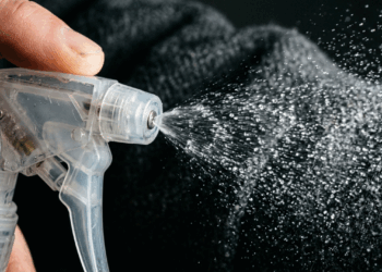 Como tirar cheiro de mofo de roupa guardada? Conheça o spray caseiro que funciona