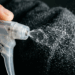 Como tirar cheiro de mofo de roupa guardada? Conheça o spray caseiro que funciona