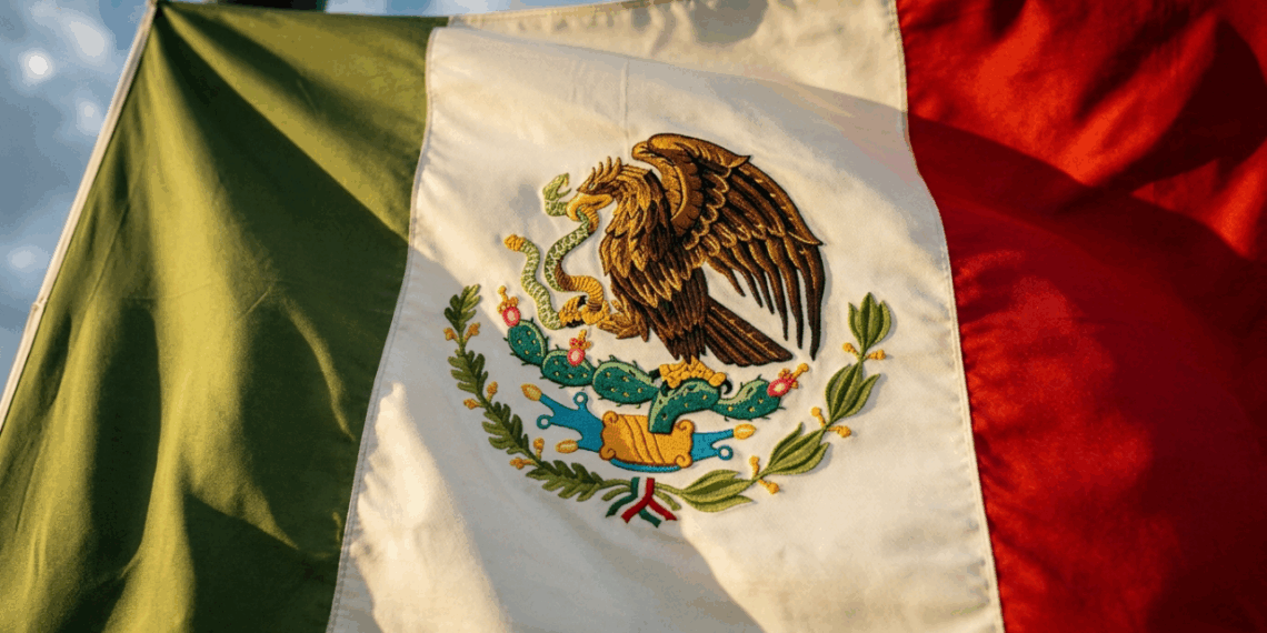 A bandeira do México foi adotada em 1968, mas sua águia e serpente contam uma história de 600 anos