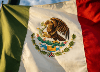 A bandeira do México foi adotada em 1968, mas sua águia e serpente contam uma história de 600 anos