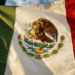 A bandeira do México foi adotada em 1968, mas sua águia e serpente contam uma história de 600 anos