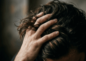 O que acontece com seu corpo ao bagunçar o cabelo? A explicação biológica para esse hábito