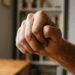 Por que estalar as articulações dá tanto prazer? A ciência revela o segredo por trás do alívio