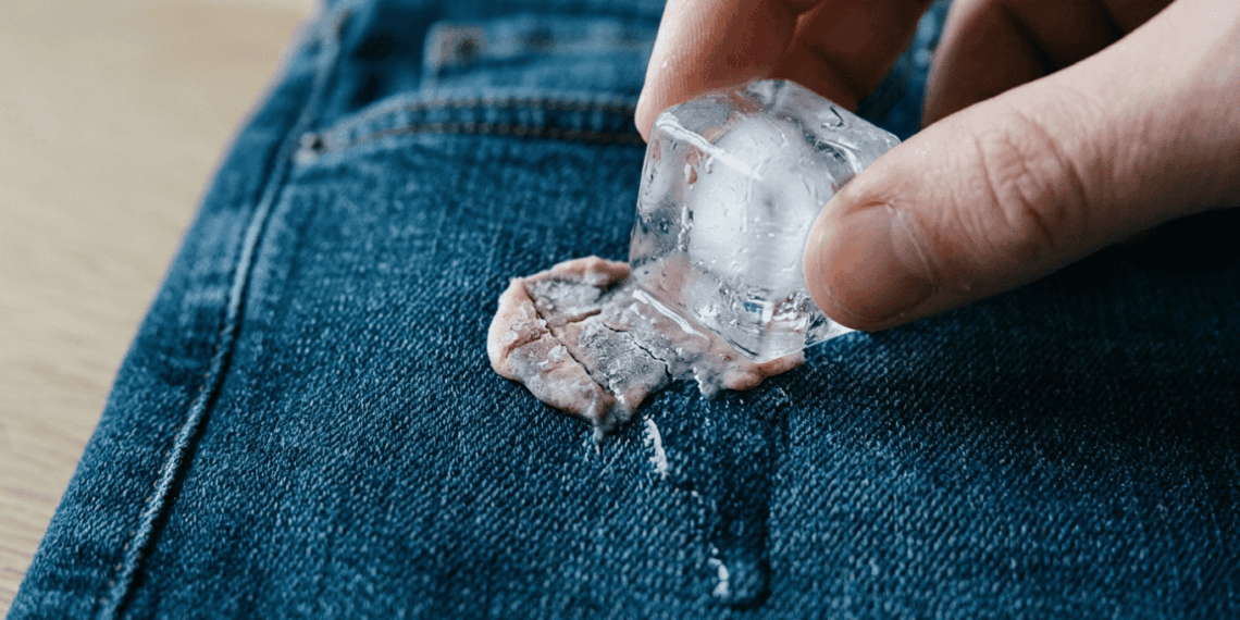 Diga adeus ao desespero de encontrar chiclete grudado na roupa: o truque fácil de aplicar um cubo de gelo sobre a área até endurecer e remover sem deixar resíduos.