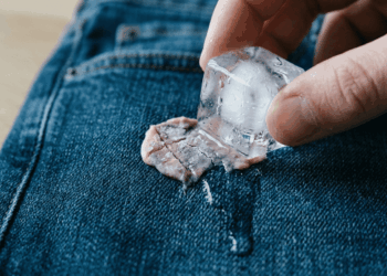 Diga adeus ao desespero de encontrar chiclete grudado na roupa: o truque fácil de aplicar um cubo de gelo sobre a área até endurecer e remover sem deixar resíduos.