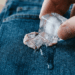 Diga adeus ao desespero de encontrar chiclete grudado na roupa: o truque fácil de aplicar um cubo de gelo sobre a área até endurecer e remover sem deixar resíduos.
