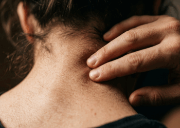 O gesto de defesa: Entenda por que seu corpo tenta se acalmar em momentos de estresse
