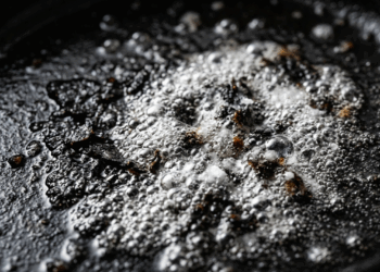 Como tirar gordura queimada da panela sem esforço? Conheça o truque do bicarbonato