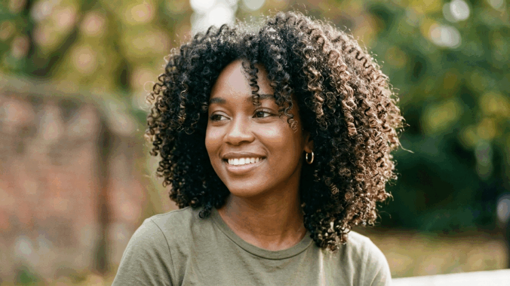 A explicação científica para o hábito de enrolar o cabelo nos dedos ao ler ou pensar
