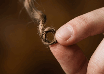 A explicação científica para o hábito de enrolar o cabelo nos dedos ao ler ou pensar