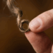 A explicação científica para o hábito de enrolar o cabelo nos dedos ao ler ou pensar