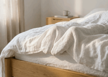 A tática mais primitiva da sua mente para o sono: por que cobrir os pés na cama salva a sua noite