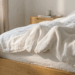 A tática mais primitiva da sua mente para o sono: por que cobrir os pés na cama salva a sua noite
