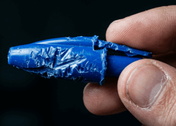 O reflexo inconsciente mais prejudicial para o seu sorriso ao roer tampas de caneta
