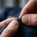 A explicação científica de por que ajustamos a roupa para escapar de silêncios tensos
