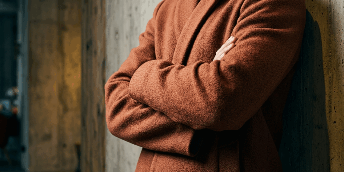 Por que cruzamos os braços quando nos sentimos desconfortáveis? O instinto de defesa que não percebemos
