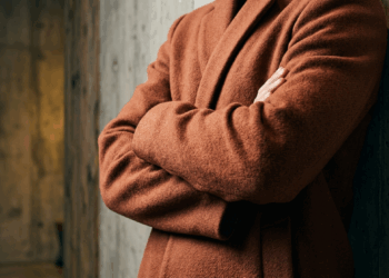 Por que cruzamos os braços quando nos sentimos desconfortáveis? O instinto de defesa que não percebemos