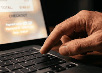 Paralisia do carrinho de compras online: a explicação da neurociência para o abandono de itens