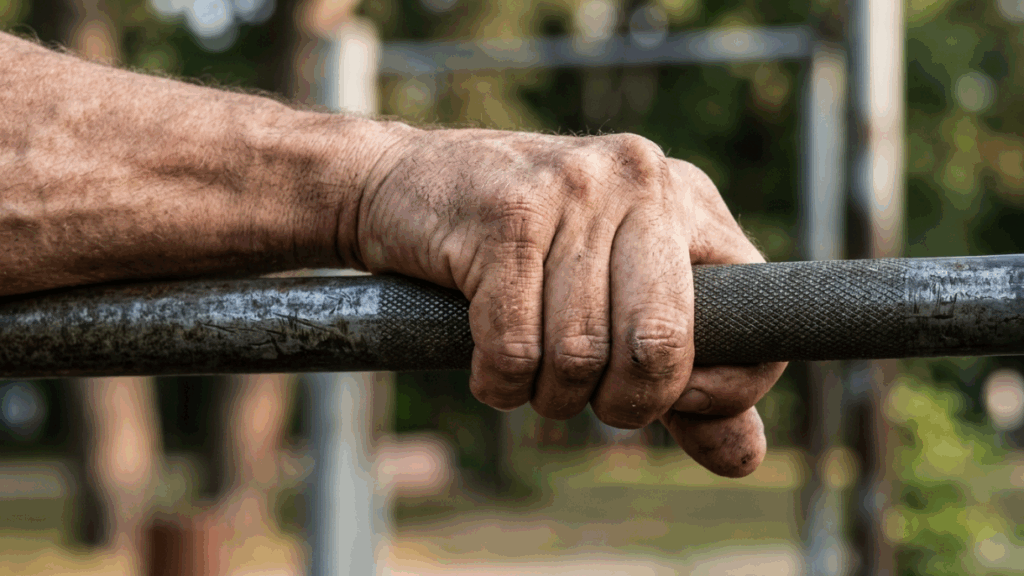 Dos 20 aos 60+ anos: Esta é a quantidade de barras fixas que você precisa fazer para ser considerado "em forma", e o que a força da parte superior do corpo diz sobre a densidade óssea e a saúde da sua coluna cervical