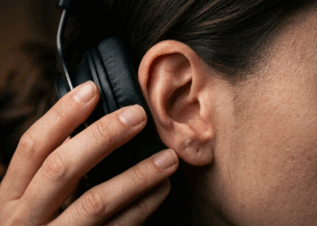 Efeito fone sem música: entenda por que usamos a sinalização defensiva como escudo social