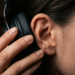 Efeito fone sem música: entenda por que usamos a sinalização defensiva como escudo social