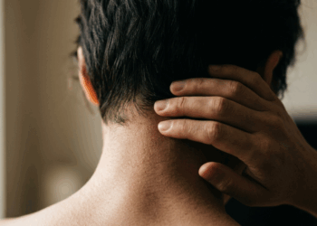 Por que sentimos a necessidade de tocar a nuca ao receber um elogio? A ciência explica
