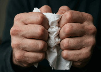Rir em momentos de desespero é falta de empatia? Veja o que a ciência diz sobre o riso nervoso