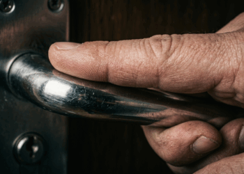 Mania de verificar a tranca da porta: entenda por que o cérebro duvida da própria memória