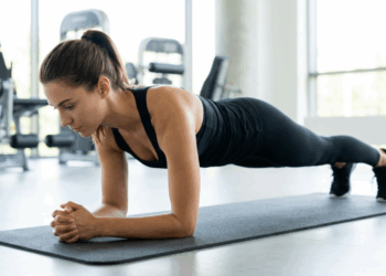 De 20 a 70 anos: esta é a quantidade de segundos que você deve conseguir ficar na prancha abdominal, dependendo da sua idade e o que isso diz sobre a sua longevidade