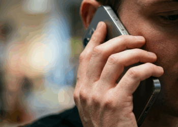 Entenda por que você procura o celular enquanto fala e como acalmar a mente