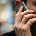 Entenda por que você procura o celular enquanto fala e como acalmar a mente