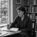 Virginia Woolf, pioneira do fluxo de consciência e da psicologia feminina: "Cada um tem o seu passado fechado em si, como as páginas de um livro aprendido de cor, e os amigos podem apenas ler o título."