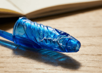 Entenda o real motivo psicológico por trás do hábito de morder a tampa de caneta