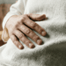 O que muda no seu corpo após comer demais e como o instinto de massagear a barriga traz alívio imediato