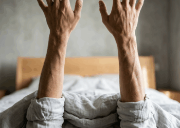 A reação mais intensa e involuntária do corpo ao acordar: o verdadeiro segredo da espreguiçada
