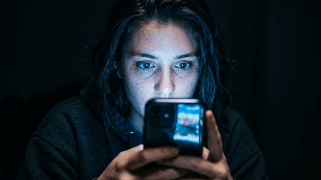 A armadilha mental mais perigosa das redes sociais para roubar sua atenção sem você perceber