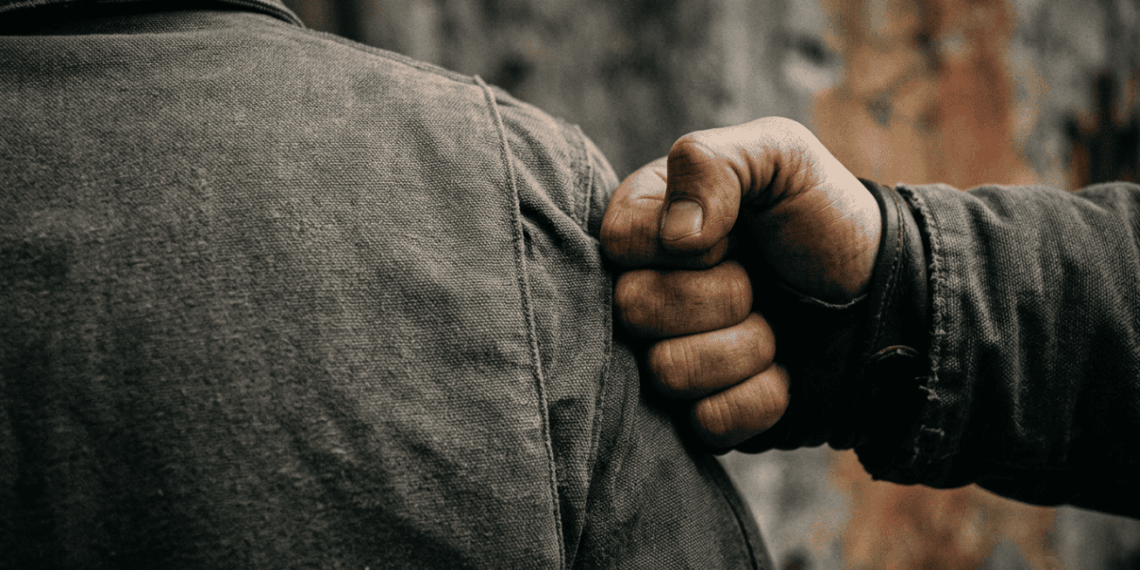Dar um soco leve no ombro de um amigo ao rir revela um segredo sobre a sua intimidade