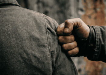 Dar um soco leve no ombro de um amigo ao rir revela um segredo sobre a sua intimidade